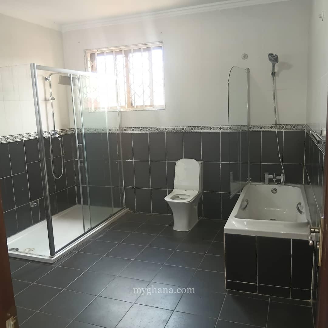 4 bedroom house to let at Cantonments, Accra