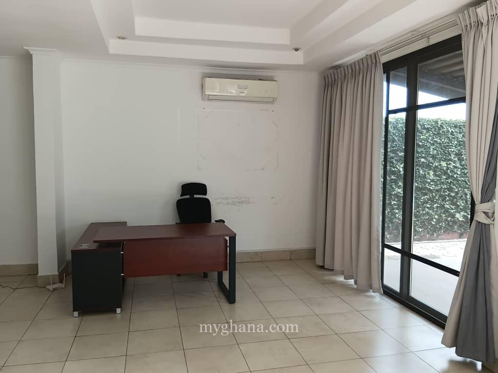Executive three bedroom townhouse to let at Airport Residential Area, Accra