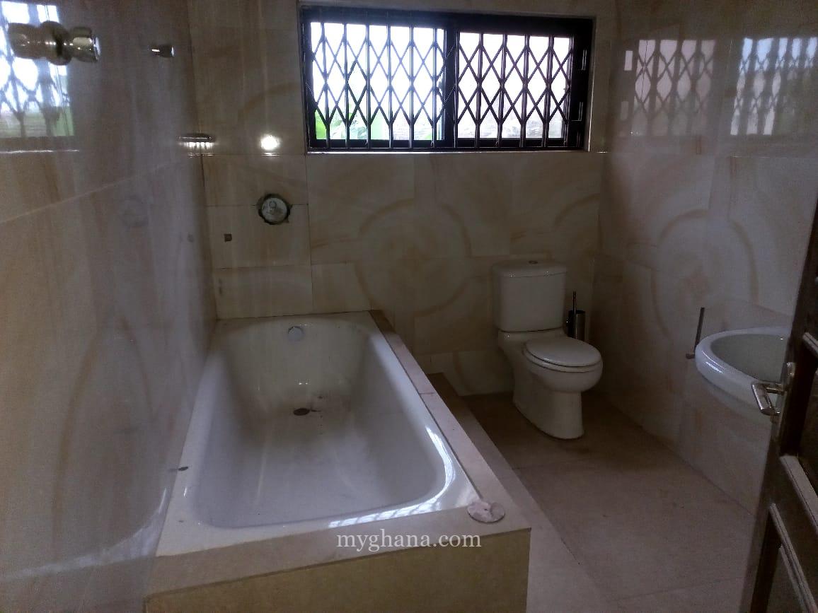 Three bedroom house to let at Labone, Accra