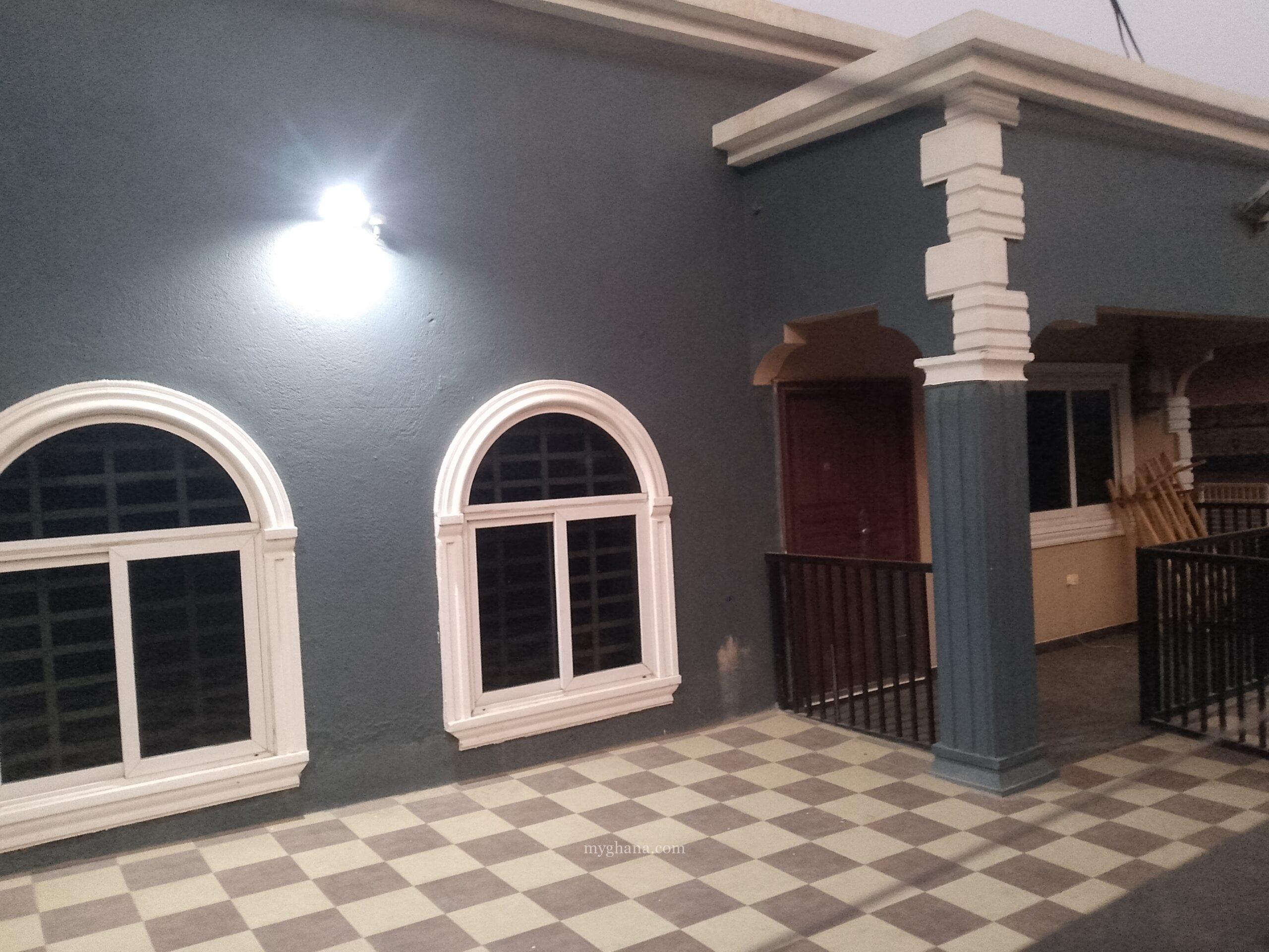 2 bedrooms house for rent at Achimota mile 7