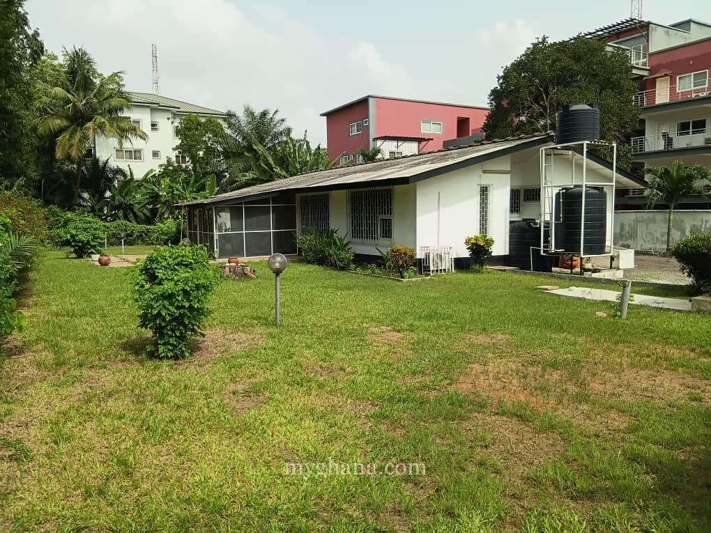Three bedroom house with an outhouse to let at North Ridge, Accra
