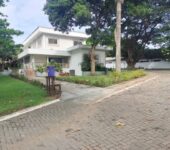 6 bedroom house with swimming pool and garden to let at North Ridge, Accra
