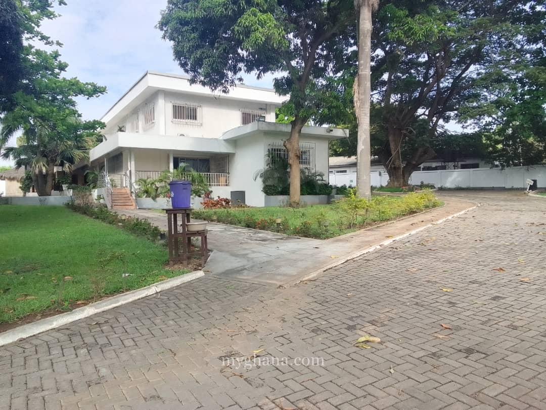 6 bedroom house with swimming pool and garden to let at North Ridge, Accra