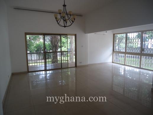 6 bedroom house with swimming pool and garden to let at North Ridge, Accra