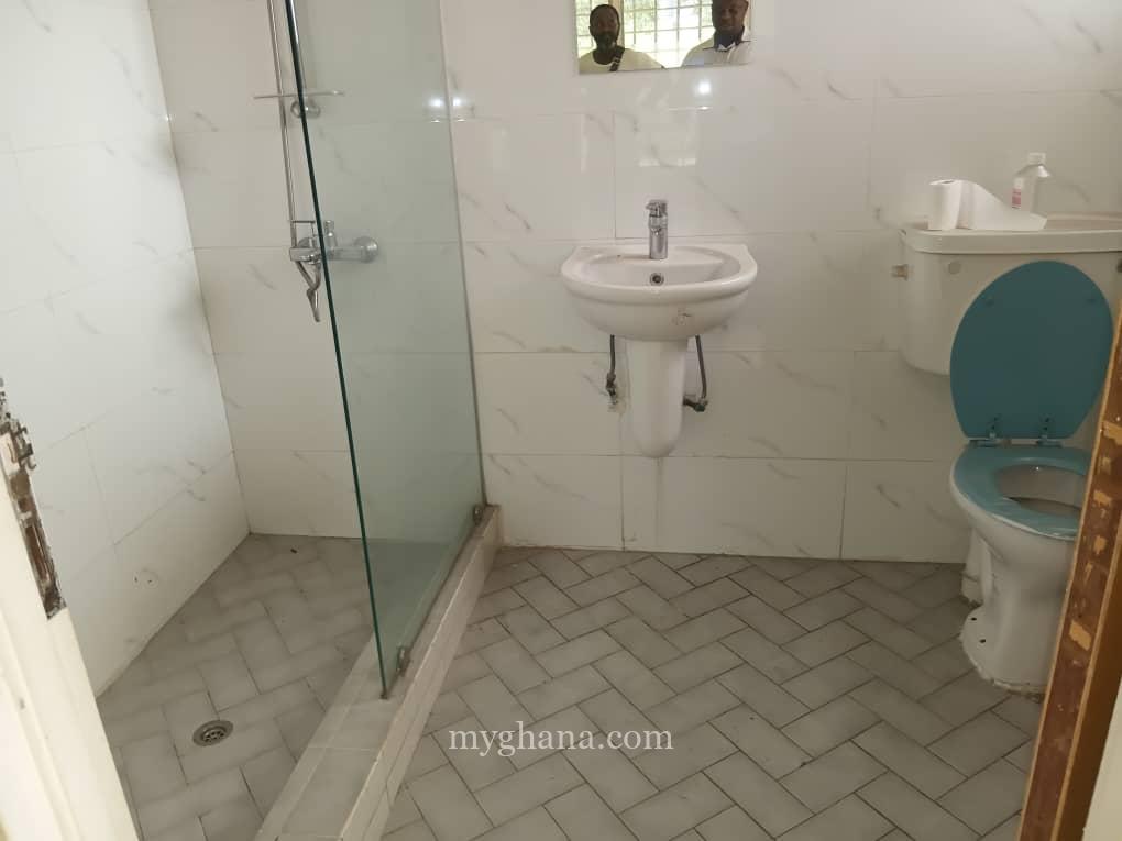 Three bedroom house with an outhouse to let at North Ridge, Accra