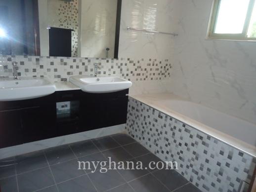 6 bedroom house with swimming pool and garden to let at North Ridge, Accra