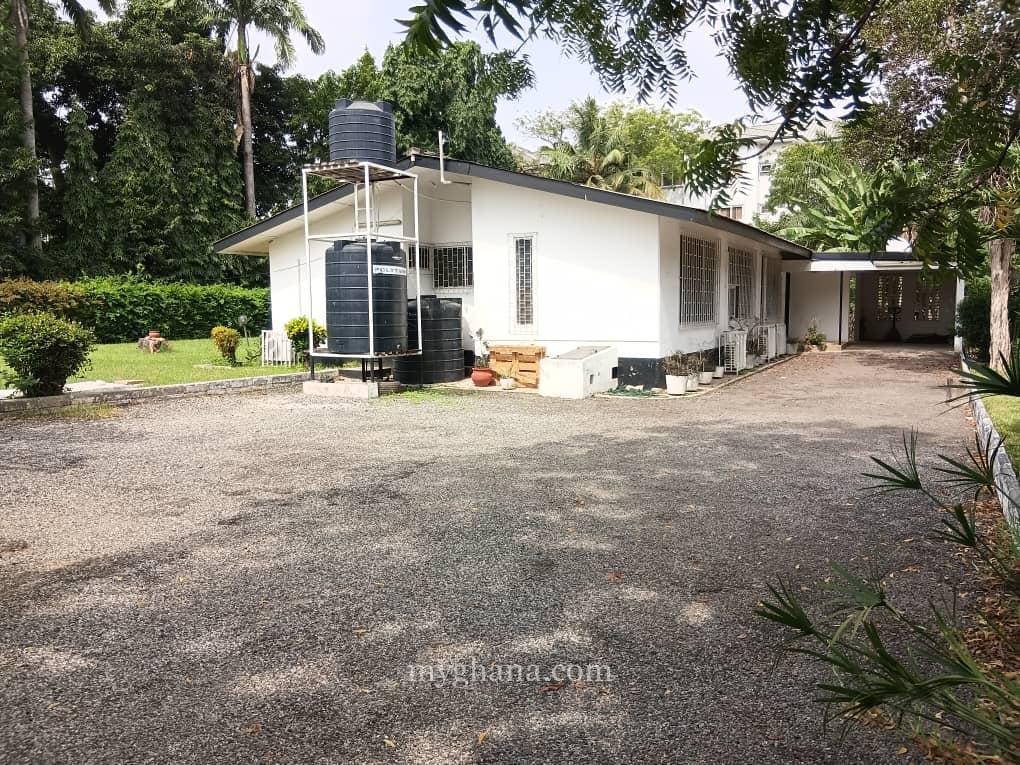 Three bedroom house with an outhouse to let at North Ridge, Accra