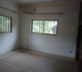 6 bedroom house with swimming pool and garden to let at North Ridge, Accra
