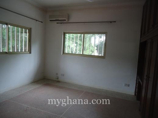 6 bedroom house with swimming pool and garden to let at North Ridge, Accra
