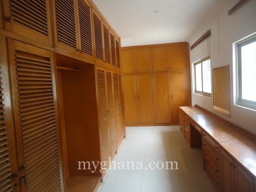6 bedroom house with swimming pool and garden to let at North Ridge, Accra