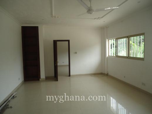 6 bedroom house with swimming pool and garden to let at North Ridge, Accra