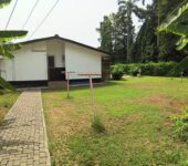 Three bedroom house with an outhouse to let at North Ridge, Accra