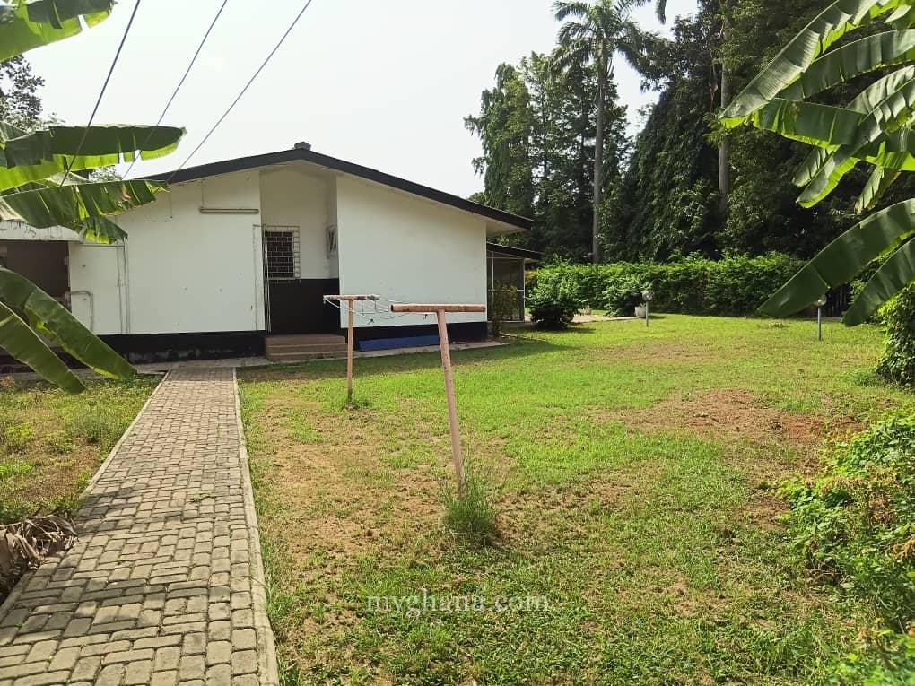 Three bedroom house with an outhouse to let at North Ridge, Accra