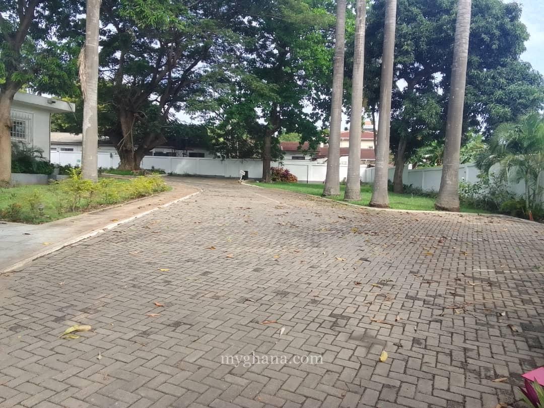 6 bedroom house with swimming pool and garden to let at North Ridge, Accra