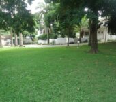 6 bedroom house with swimming pool and garden to let at North Ridge, Accra