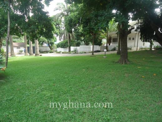 6 bedroom house with swimming pool and garden to let at North Ridge, Accra