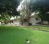 6 bedroom house with swimming pool and garden to let at North Ridge, Accra