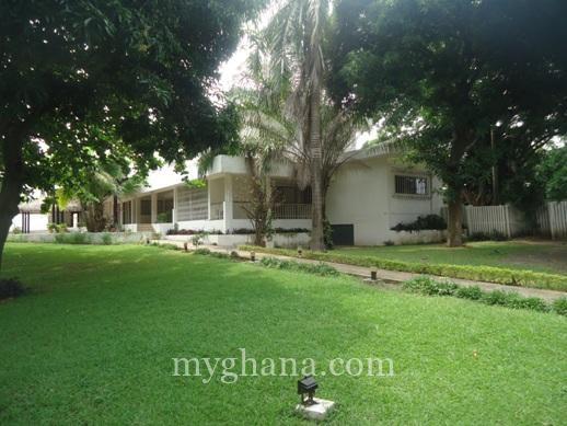 6 bedroom house with swimming pool and garden to let at North Ridge, Accra