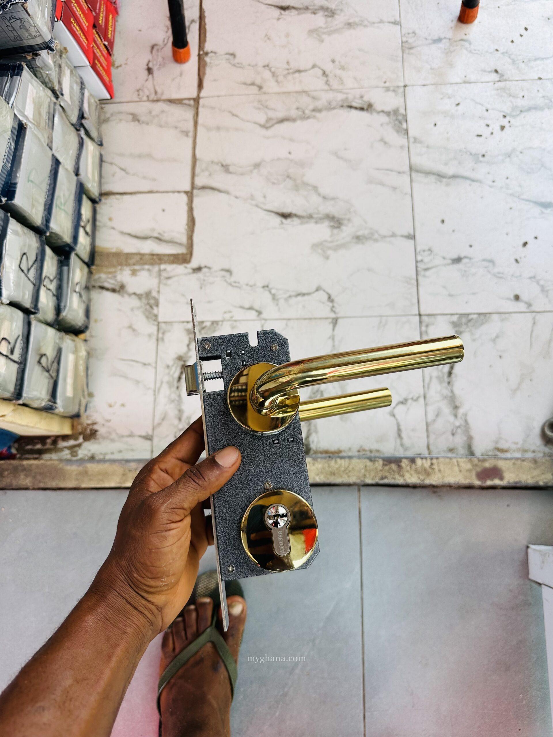 Door locks door lock