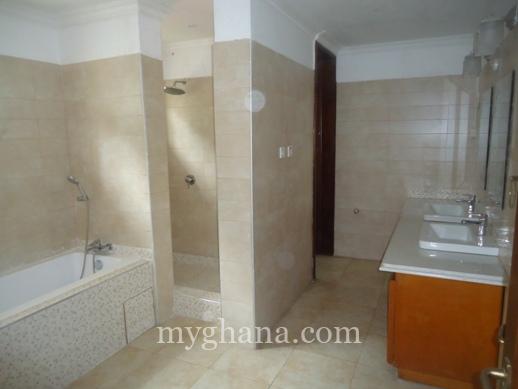 6 bedroom house with swimming pool and garden to let at North Ridge, Accra