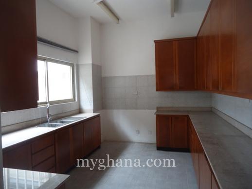 6 bedroom house with swimming pool and garden to let at North Ridge, Accra