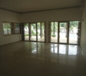 6 bedroom house with swimming pool and garden to let at North Ridge, Accra