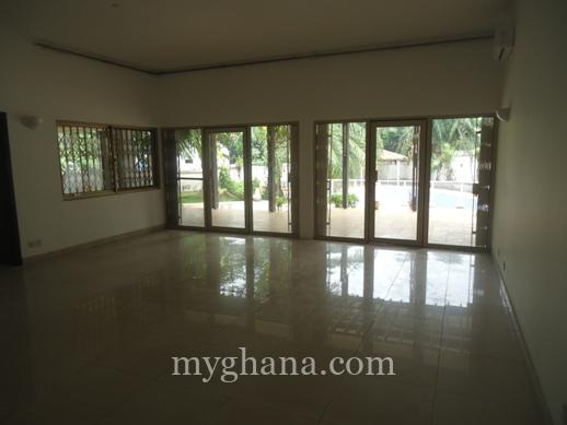 6 bedroom house with swimming pool and garden to let at North Ridge, Accra