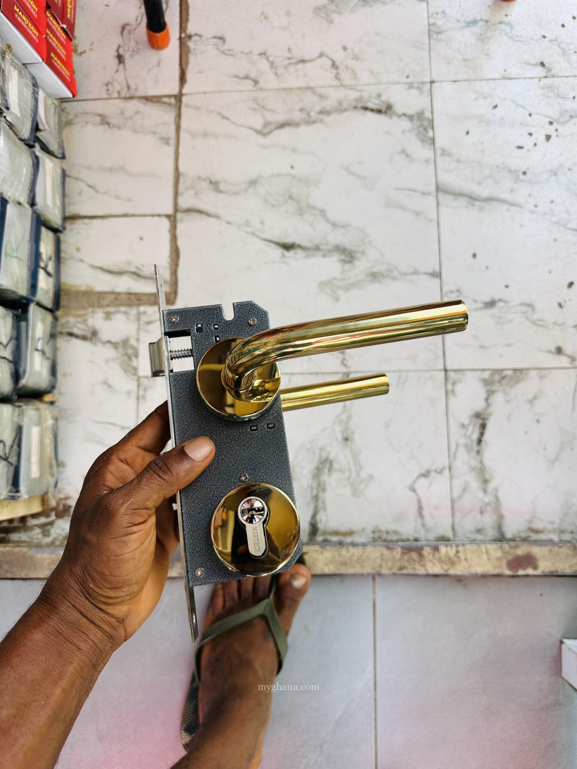 Door locks door lock