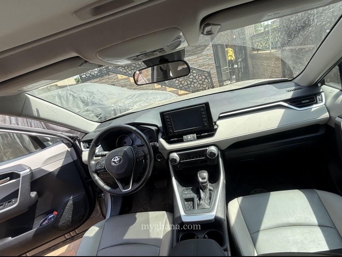 Toyota Rav 4-XLE Premium