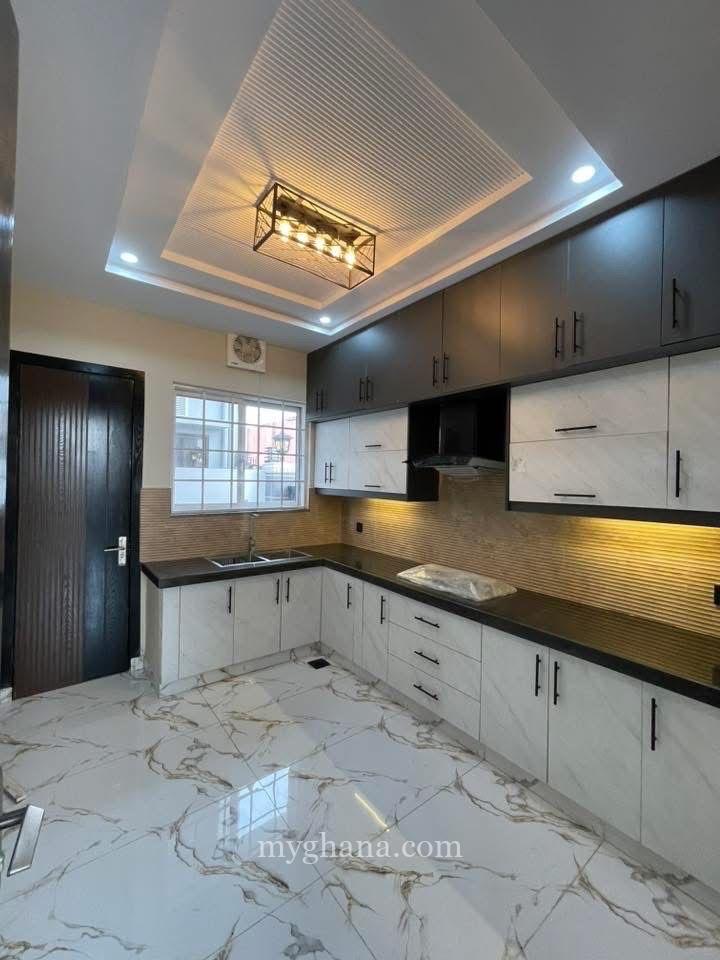 Kitchen cabinet