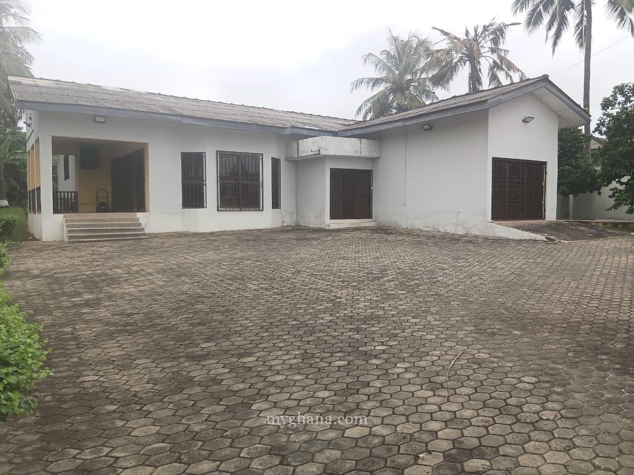 3 bedroom house with large garden and trees to let at Dzorwulu near bedmate