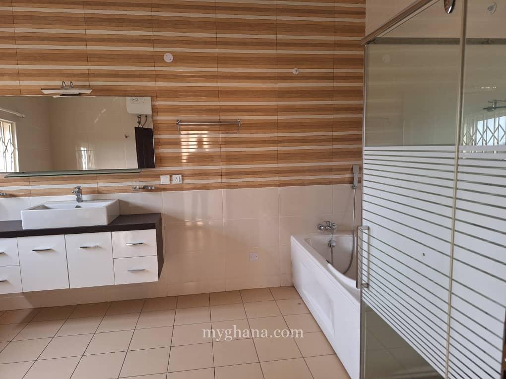 5 bedroom townhouse to let at Cantonments near GIS, Accra