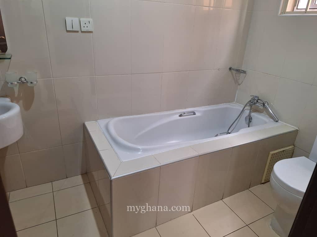 5 bedroom townhouse to let at Cantonments near GIS, Accra