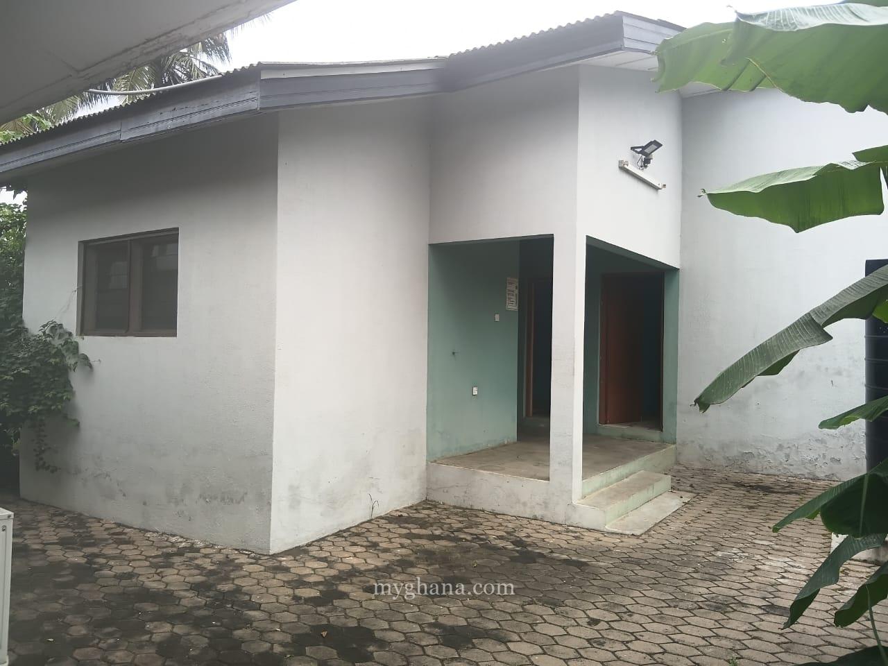 3 bedroom house with large garden and trees to let at Dzorwulu near bedmate