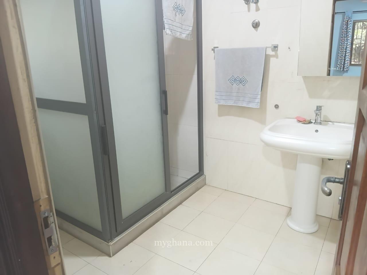 3 bedroom house with large garden and trees to let at Dzorwulu near bedmate
