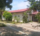 6 bedroom furnished house with large garden and trees to let at New Ningo