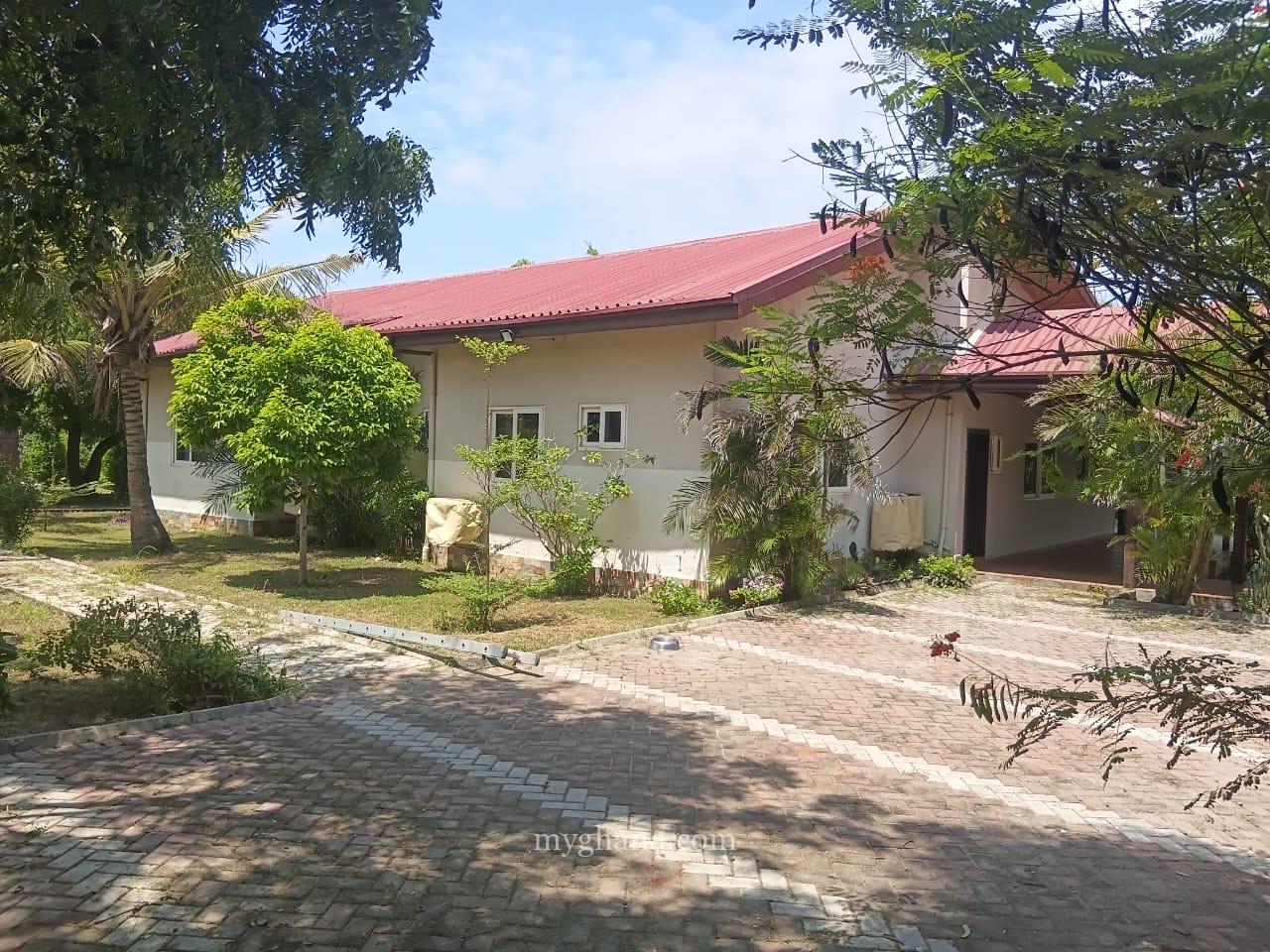 6 bedroom furnished house with large garden and trees to let at New Ningo