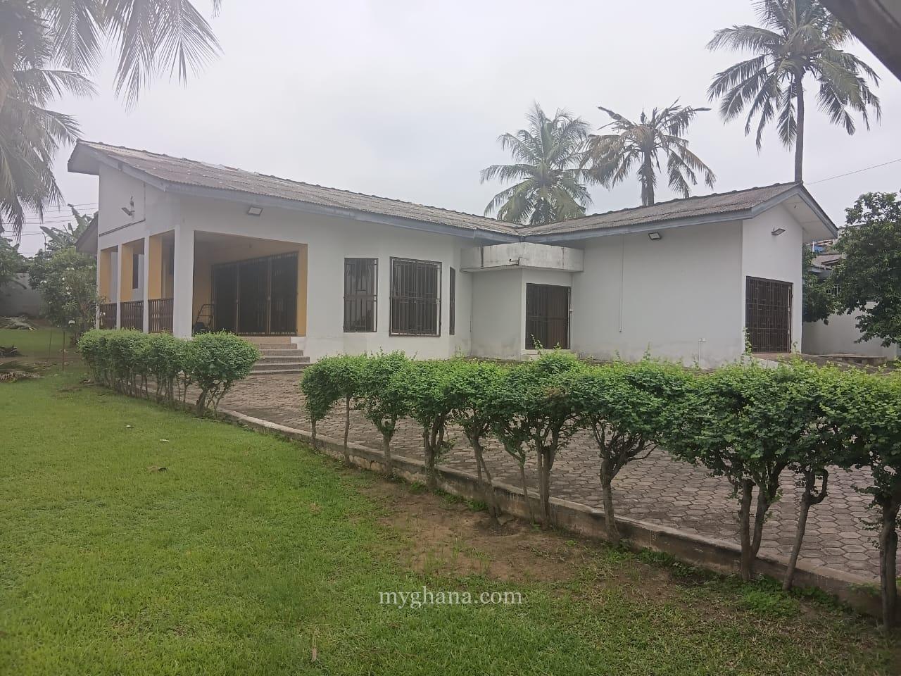 3 bedroom house with large garden and trees to let at Dzorwulu near bedmate