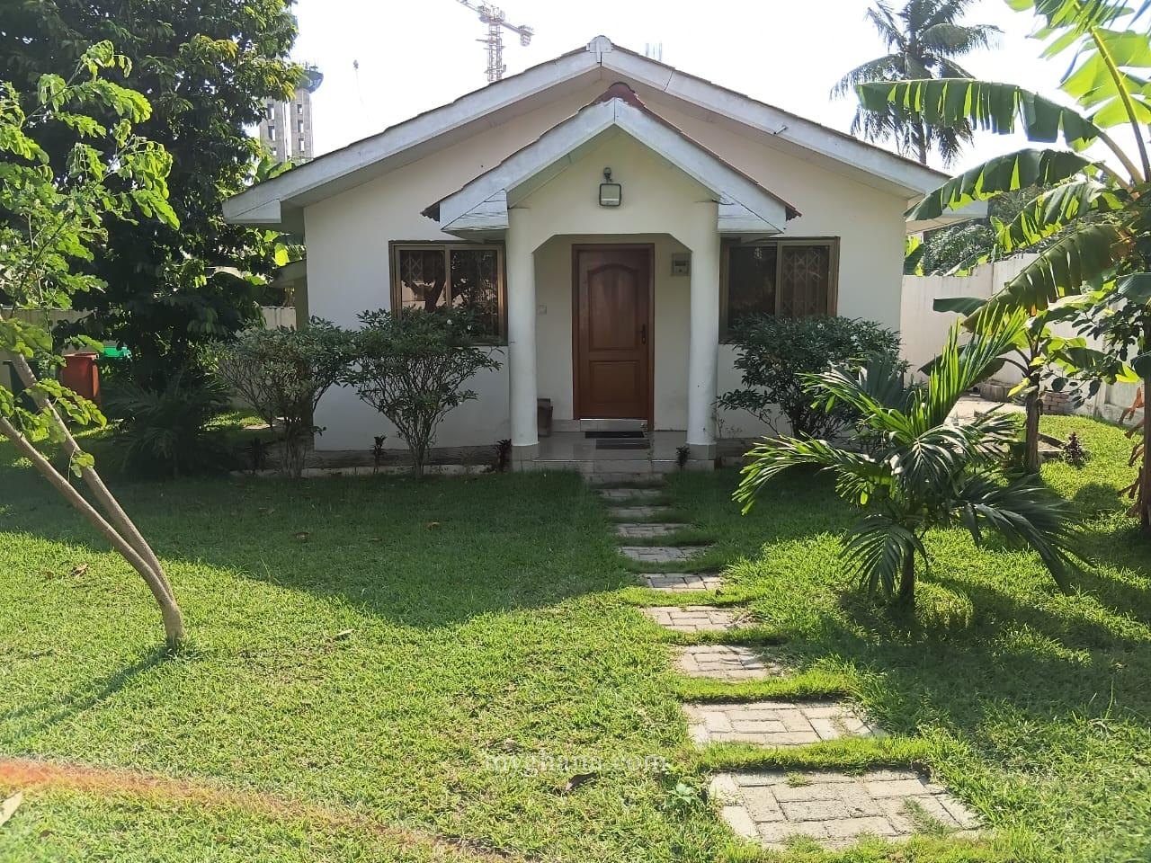 Three bedroom house with a pool and garden to let at East Legon, Accra
