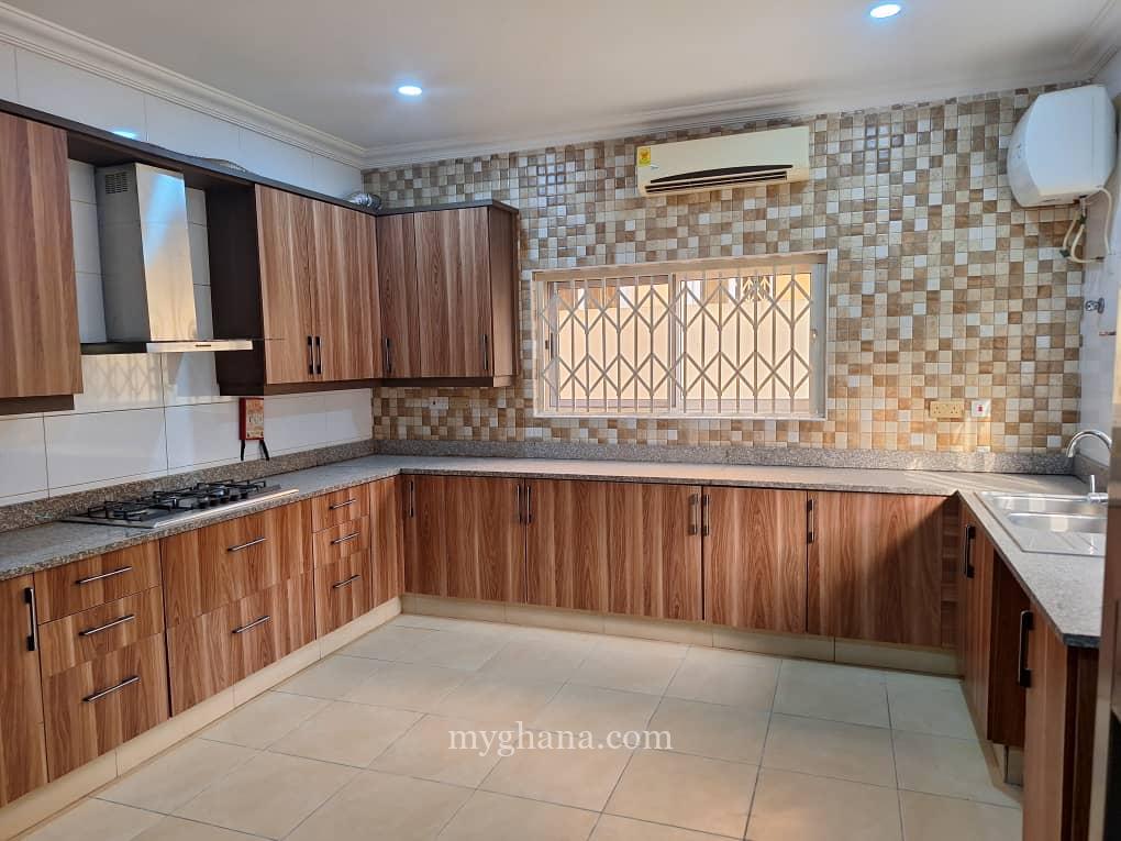 5 bedroom townhouse to let at Cantonments near GIS, Accra