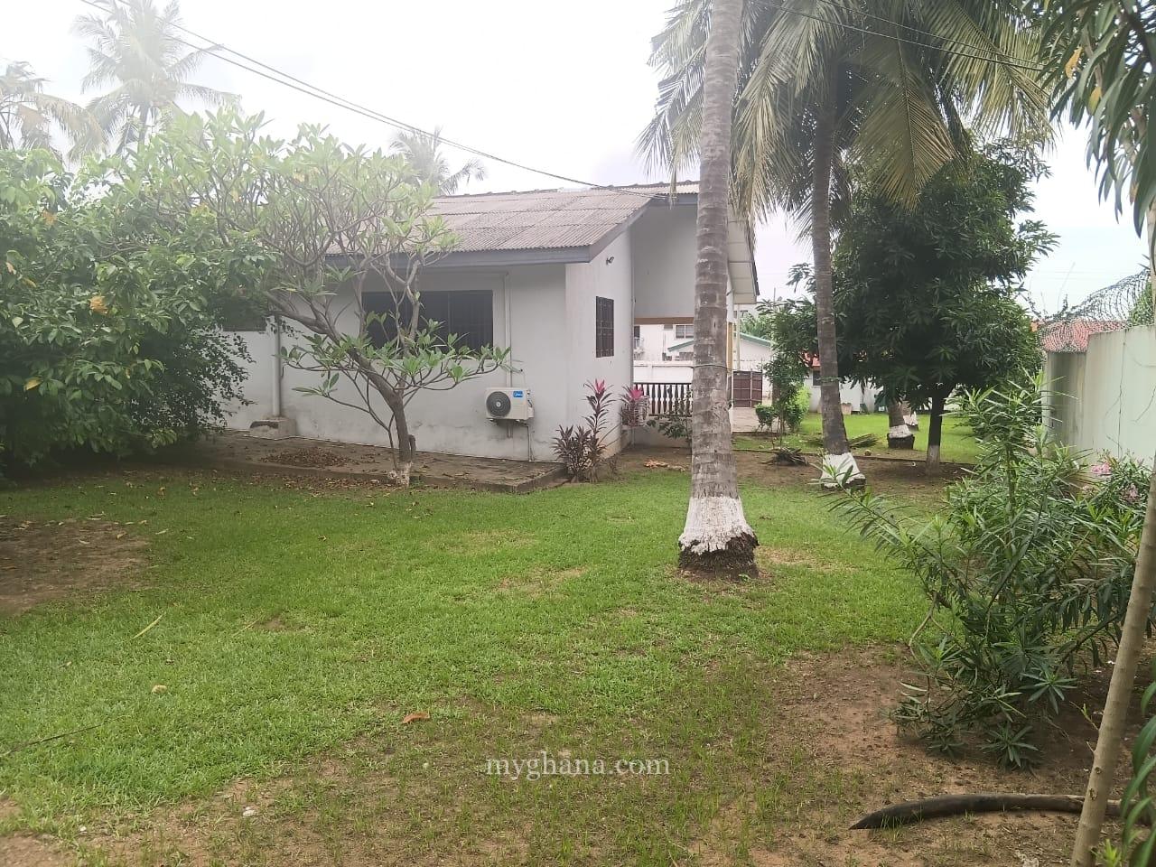 3 bedroom house with large garden and trees to let at Dzorwulu near bedmate