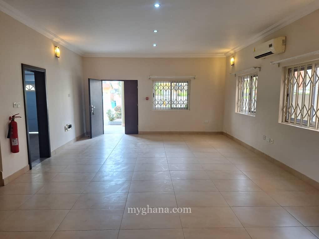 5 bedroom townhouse to let at Cantonments near GIS, Accra