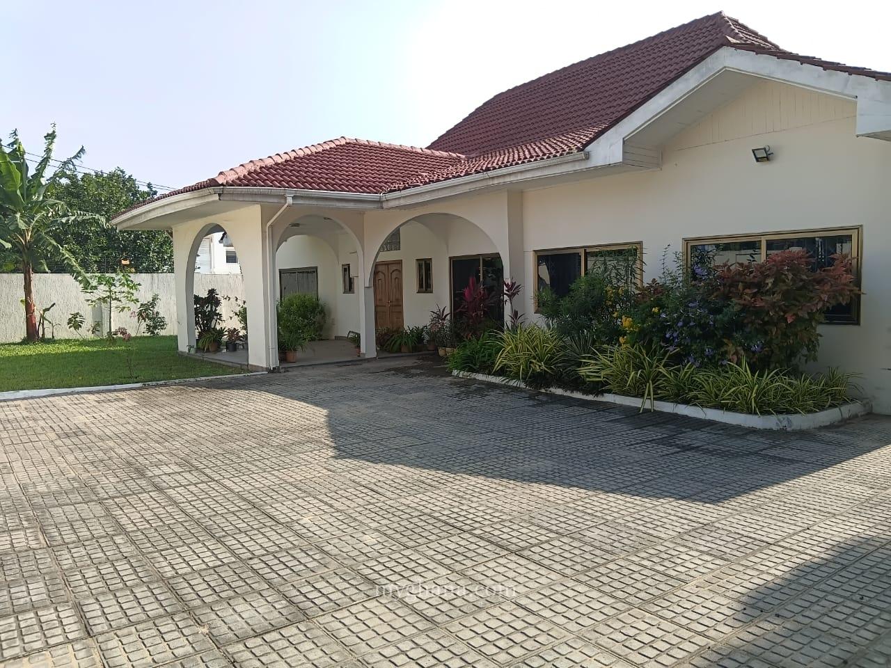 Three bedroom house with a pool and garden to let at East Legon, Accra