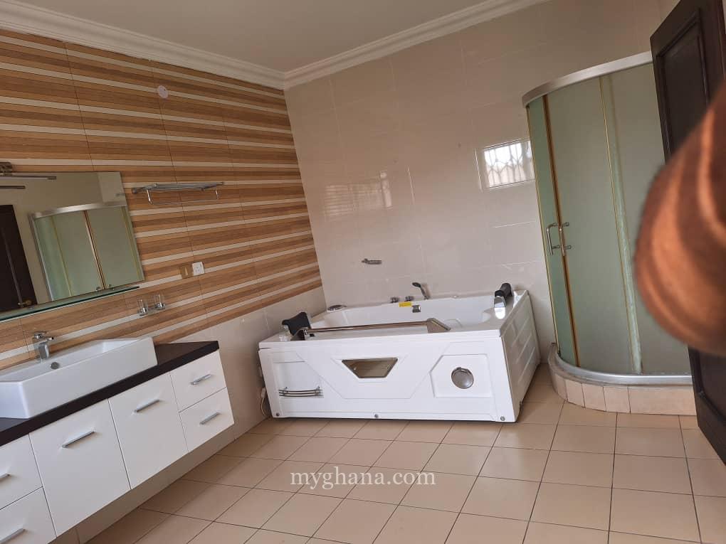 5 bedroom townhouse to let at Cantonments near GIS, Accra