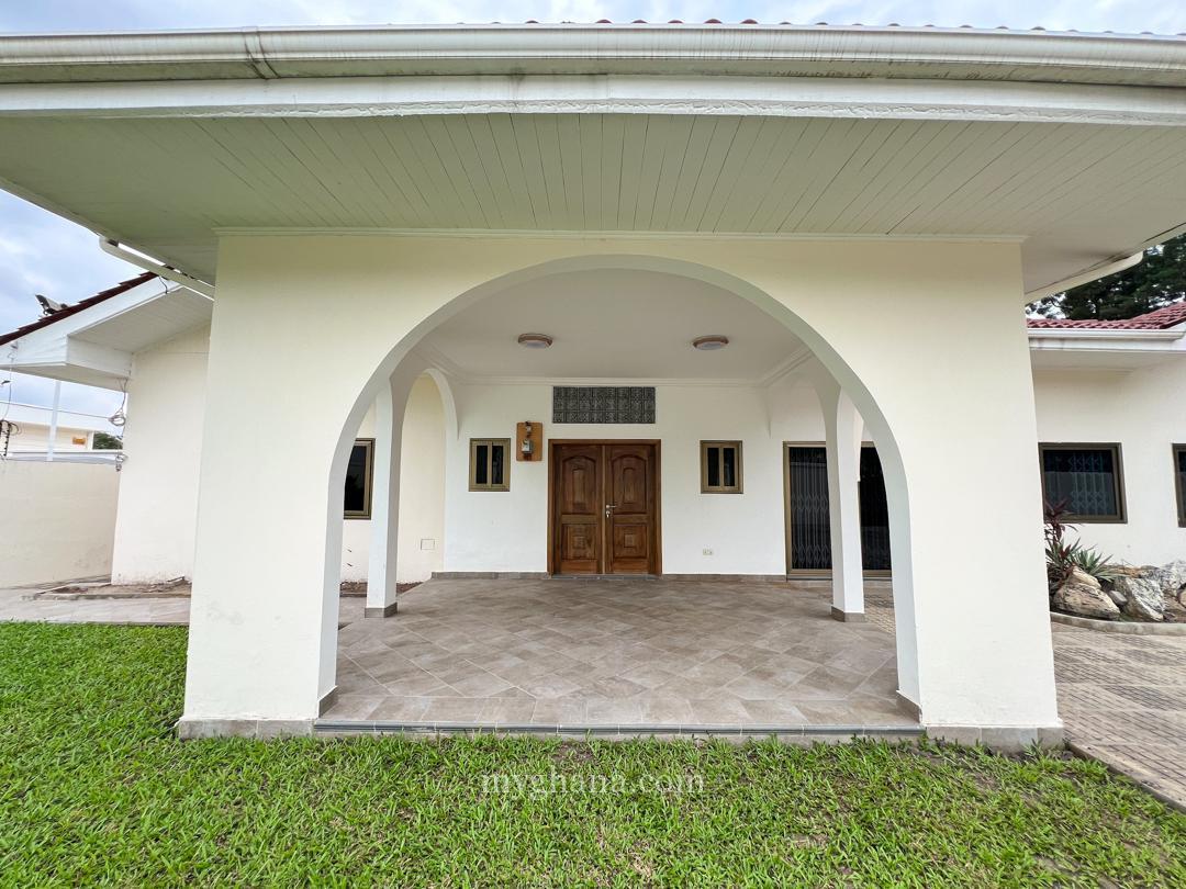 Three bedroom house with a pool and garden to let at East Legon, Accra