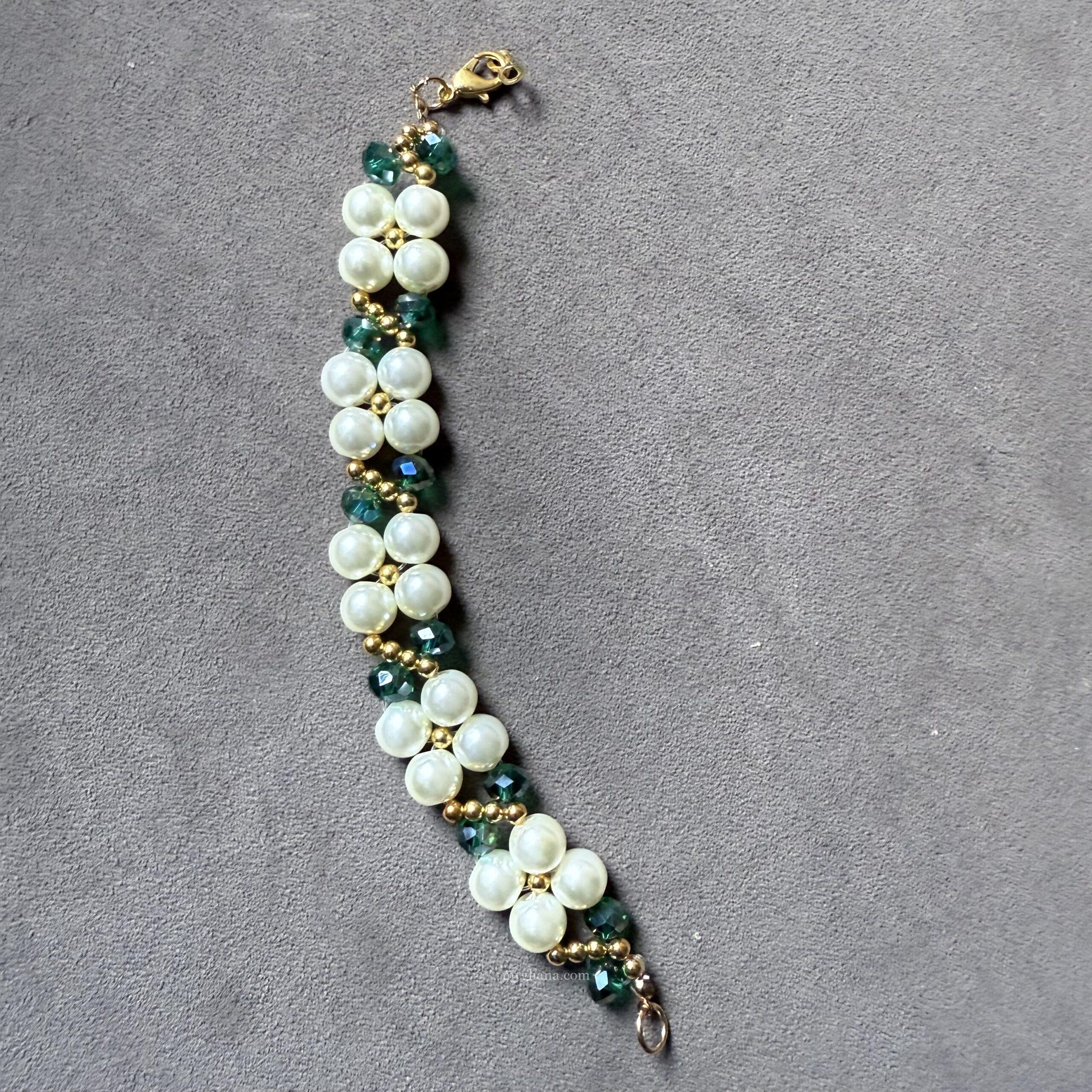 Handmade Pearl and emerald green bracelet