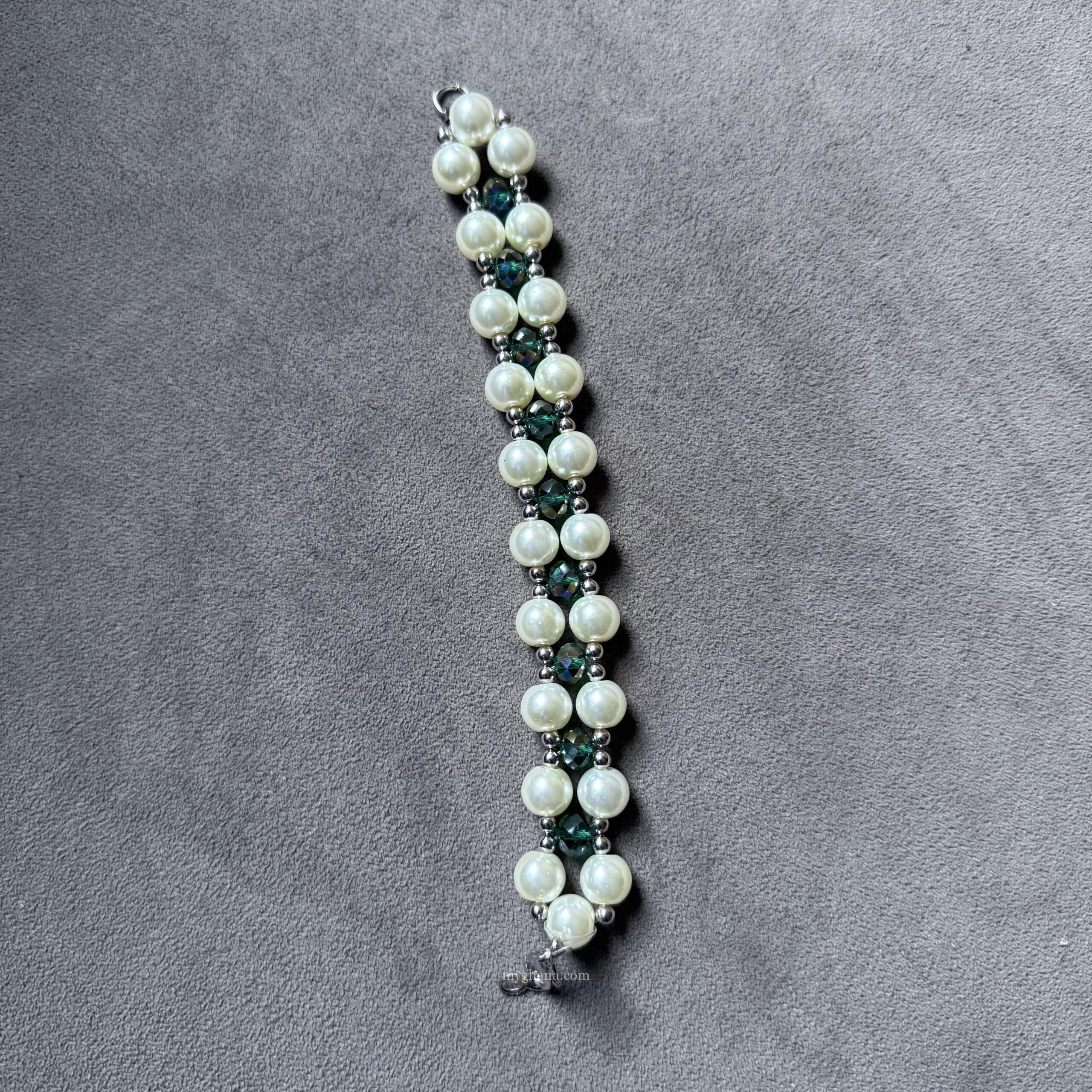 Emerald green and pearl bracelet