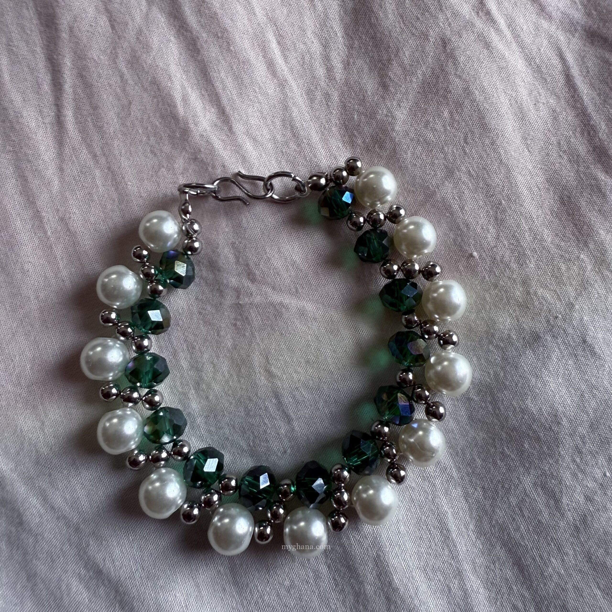 Handmade Emerald green crystal and pearl beaded bracelet