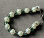 Emerald green and pearl bracelet