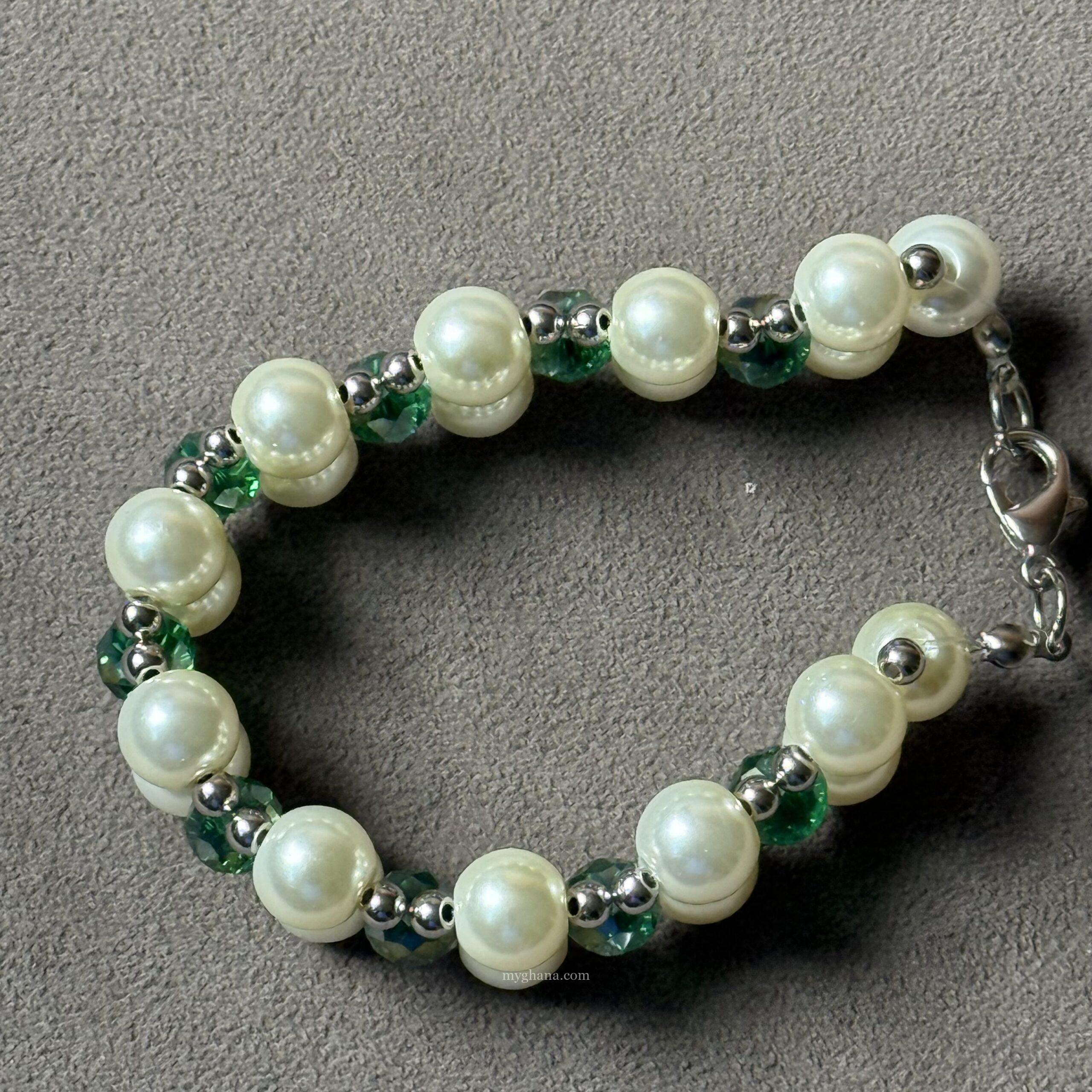 Emerald green and pearl bracelet